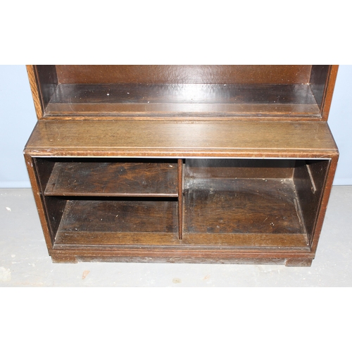 16 - A vintage Minty of Oxford oak Globe Wernicke style sectional bookcase comprising of a base section a... 