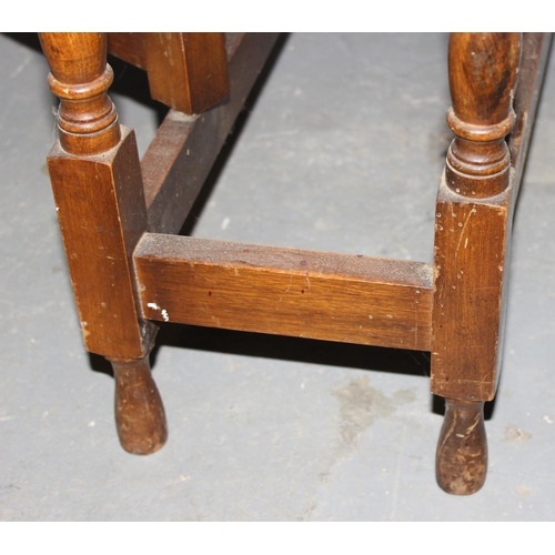 3 - A small early 20th century oak dropleaf table approx 75cm when folded