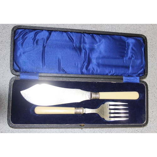 1026 - A boxed silver 2 piece christening set containing a silver spoon and pusher, Sheffield 1946 by Willi... 