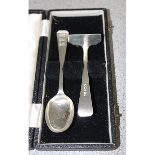 1026 - A boxed silver 2 piece christening set containing a silver spoon and pusher, Sheffield 1946 by Willi... 