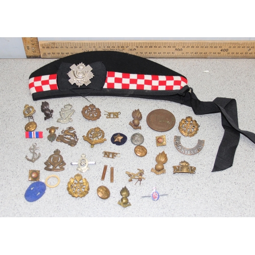 1400 - Qty of assorted 20th century military badges etc and a Glengarry cap