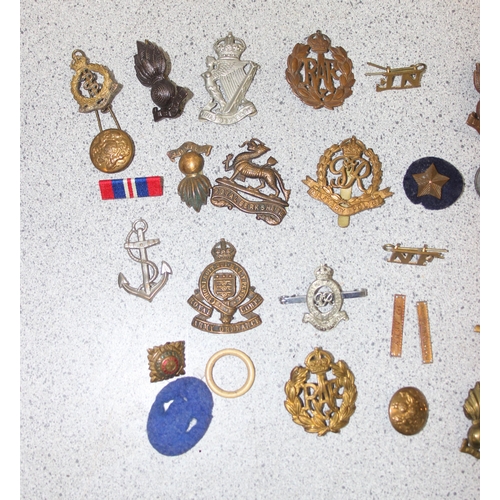 1400 - Qty of assorted 20th century military badges etc and a Glengarry cap