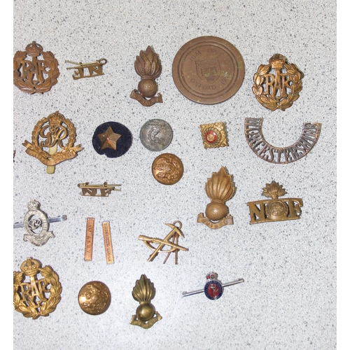 1400 - Qty of assorted 20th century military badges etc and a Glengarry cap