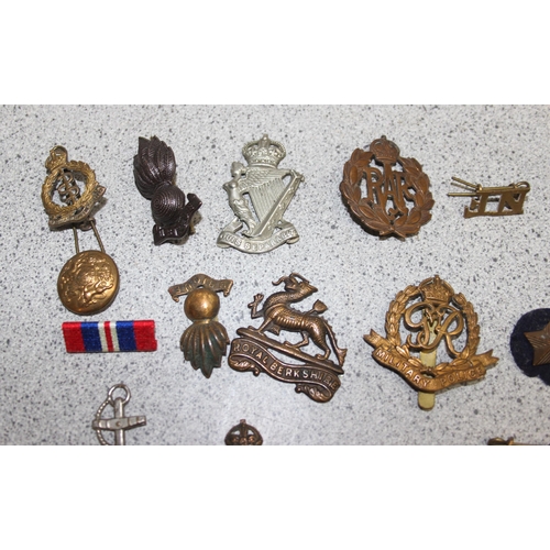 1400 - Qty of assorted 20th century military badges etc and a Glengarry cap