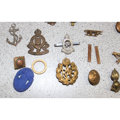 1400 - Qty of assorted 20th century military badges etc and a Glengarry cap