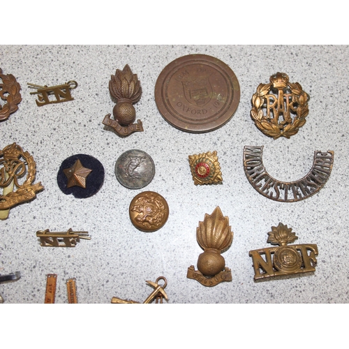 1400 - Qty of assorted 20th century military badges etc and a Glengarry cap