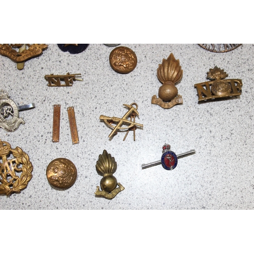 1400 - Qty of assorted 20th century military badges etc and a Glengarry cap