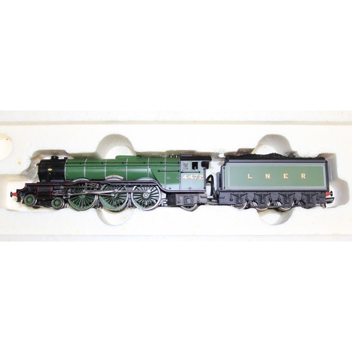 1500 - A Hornby 00 gauge Flying Scotsman live steam 00 gauge box set, in the original all-card box with pap... 