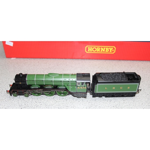 1500 - A Hornby 00 gauge Flying Scotsman live steam 00 gauge box set, in the original all-card box with pap... 