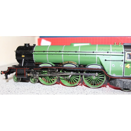 1500 - A Hornby 00 gauge Flying Scotsman live steam 00 gauge box set, in the original all-card box with pap... 