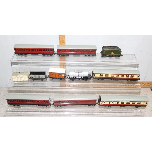 1501 - A huge qty of assorted vintage Hornby OO gauge model train items to inc carriages and rolling stock,... 