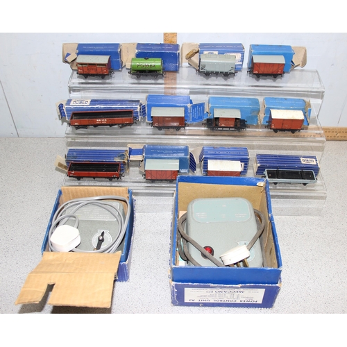 1501 - A huge qty of assorted vintage Hornby OO gauge model train items to inc carriages and rolling stock,... 