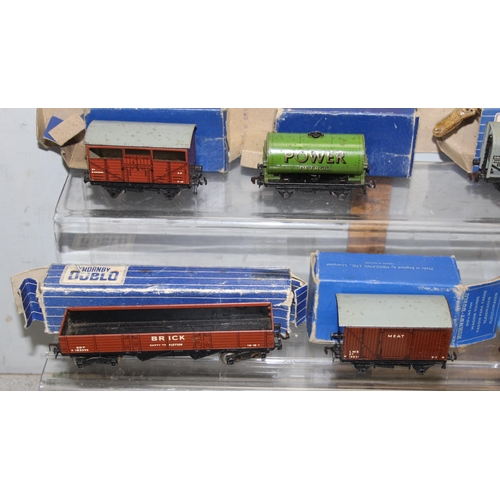 1501 - A huge qty of assorted vintage Hornby OO gauge model train items to inc carriages and rolling stock,... 