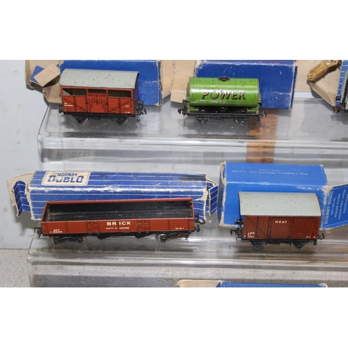 1501 - A huge qty of assorted vintage Hornby OO gauge model train items to inc carriages and rolling stock,... 