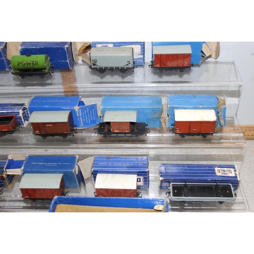 1501 - A huge qty of assorted vintage Hornby OO gauge model train items to inc carriages and rolling stock,... 