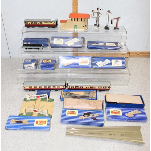 1501 - A huge qty of assorted vintage Hornby OO gauge model train items to inc carriages and rolling stock,... 