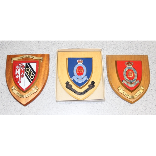 1410 - 17 mounted military plaques to include Royal Horse Artillery & Royal Military Academy, Sandhurst