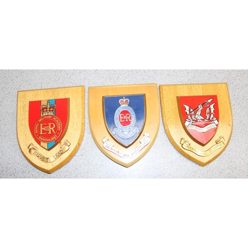 1410 - 17 mounted military plaques to include Royal Horse Artillery & Royal Military Academy, Sandhurst