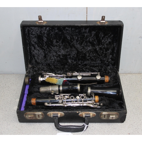 657 - Vintage Rudall Carte clarinet with silver plated fittings in hard sided fitted velvet lined cased – ... 