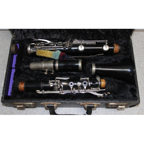 657 - Vintage Rudall Carte clarinet with silver plated fittings in hard sided fitted velvet lined cased – ... 