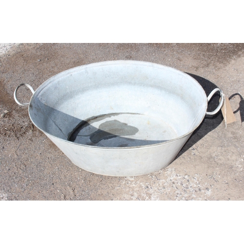 318 - A vintage galvanised metal bathtub, approx 80cm wide