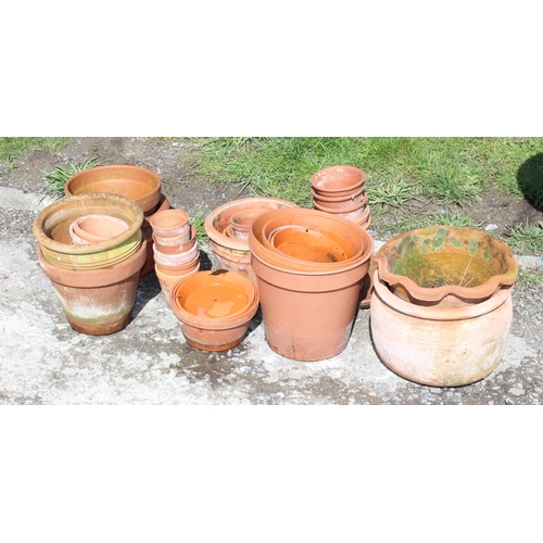 321 - Large qty of terracotta plant pots of varying sizes