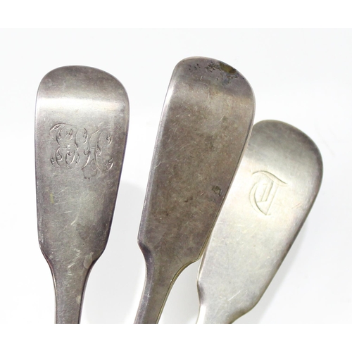 1005 - 3 Victorian silver fiddle pattern serving spoons, London 1842, 1846 & 1874, approx 222.49g gross