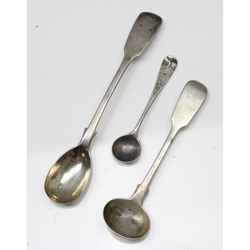 1008 - 2 Victorian silver salt spoons and a silver mustard spoon, approx 31.49g gross