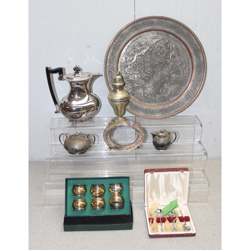 1042 - Qty of silver plated items to include 6 teaspoons and a coffee pot