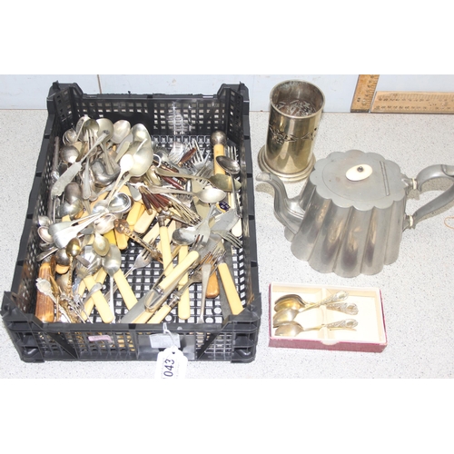 1043 - A large qty of assorted antique and later silver plate and cutlery, approx 5.9kg gross, some with si... 