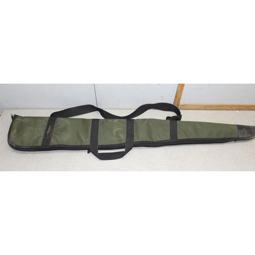 1415 - Vintage gun case with green felt interior and a green gun slip case by William Evans