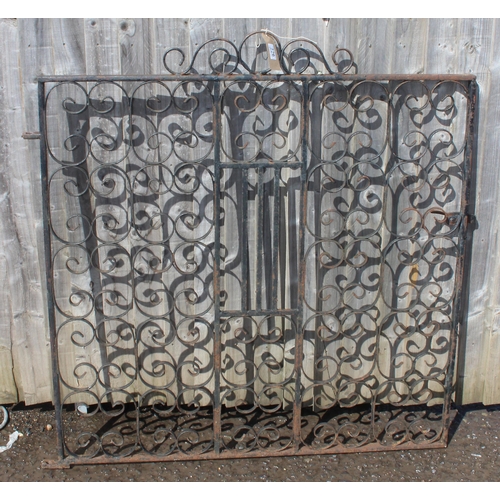 326 - A wrought iron garden gate with scroll decoration, approx 107cm wide