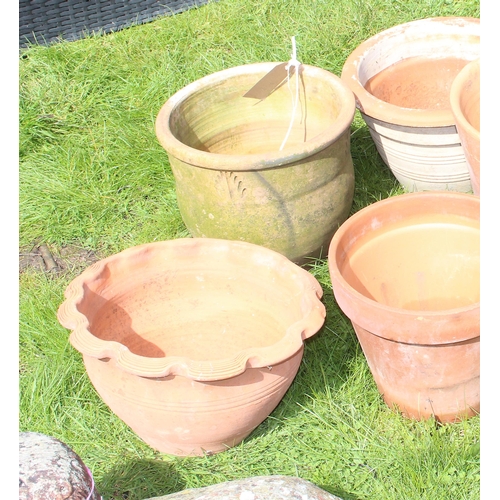 334 - 6 terracotta garden pots of varying sizes