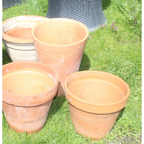 334 - 6 terracotta garden pots of varying sizes