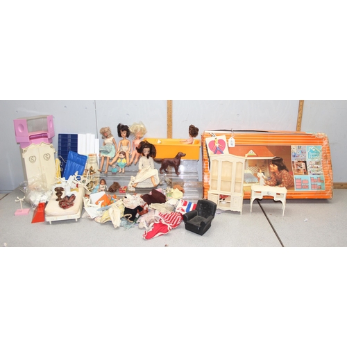 1537 - A large qty of assorted vintage toys, mainly Sindy Doll related