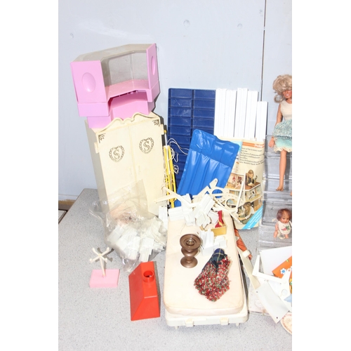 1537 - A large qty of assorted vintage toys, mainly Sindy Doll related