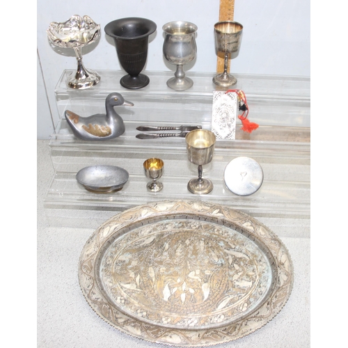 1037 - Qty of metalware to include silver plate, approx. 3.0kg gross, also including an antique Wedgwood bl... 