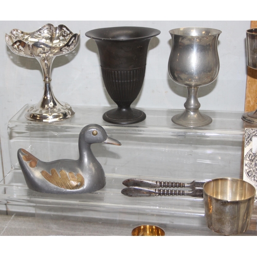 1037 - Qty of metalware to include silver plate, approx. 3.0kg gross, also including an antique Wedgwood bl... 