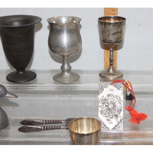 1037 - Qty of metalware to include silver plate, approx. 3.0kg gross, also including an antique Wedgwood bl... 