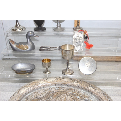 1037 - Qty of metalware to include silver plate, approx. 3.0kg gross, also including an antique Wedgwood bl... 