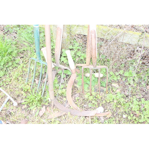 306 - Qty of assorted garden tools to inc 3 billhooks (9)