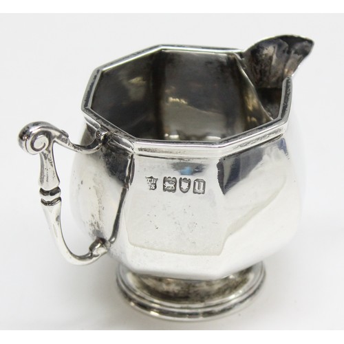 1014A - A small silver cream jug of octagonal form, London 1915 by Thomas Bradbury & Son, approx 73.66g gros... 