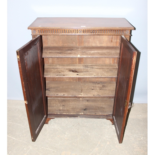 17 - An early 20th century bookcase or hall cupboard with 3 shelves, carved details and original key, app... 