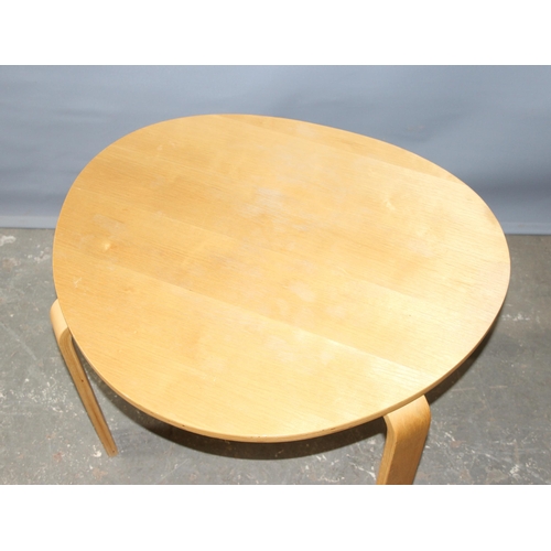 28 - A nest of 2 retro style bentwood tables, largest approx 74cm wide