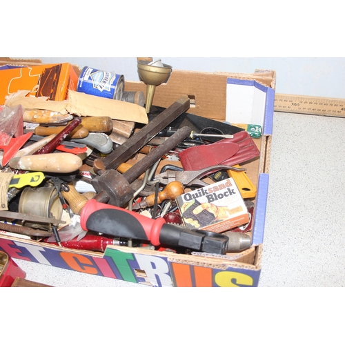 803 - Box of assorted mixed vintage and later tools