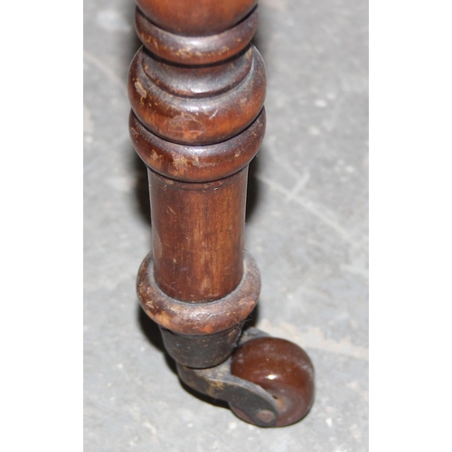 20 - A small early 20th century mahogany Sutherland table, approx 51cm wide when closed