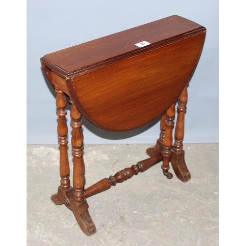 20 - A small early 20th century mahogany Sutherland table, approx 51cm wide when closed