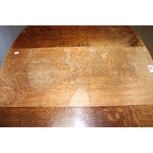 72 - A vintage oak drop leaf table, approx 107cm x 76cm when open