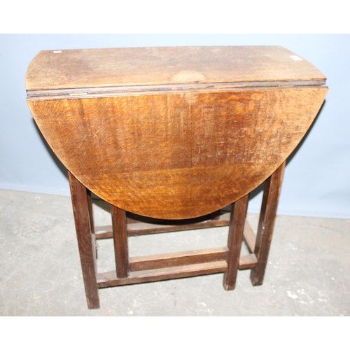 72 - A vintage oak drop leaf table, approx 107cm x 76cm when open