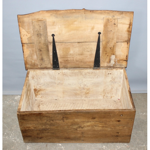 83 - A rustic oak trunk, approx 79cm wide x 50cm deep x 36cm tall